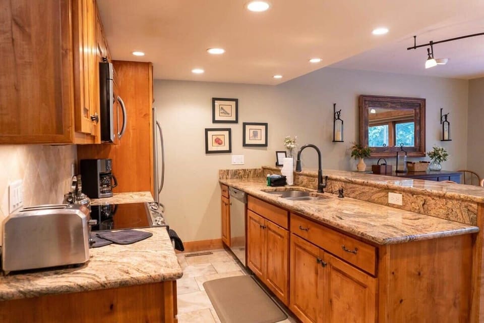 The kitchen boasts stainless steel appliances, beautiful granite counters, and all the cookware needed to make up anything from a big brunch to a crockpot dinner.