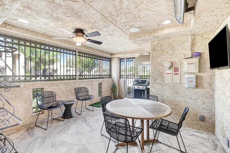 Private Patio | Gas Grill | Smart TV | Patio Heater | Ceiling Fan