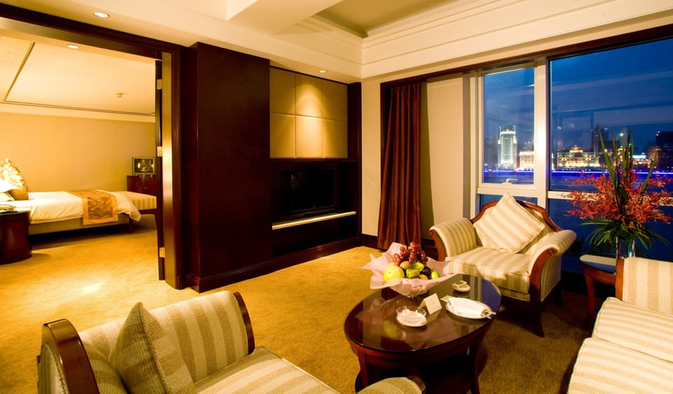 Executive Business Suite | Hypo-allergenic bedding, minibar, in-room safe, desk