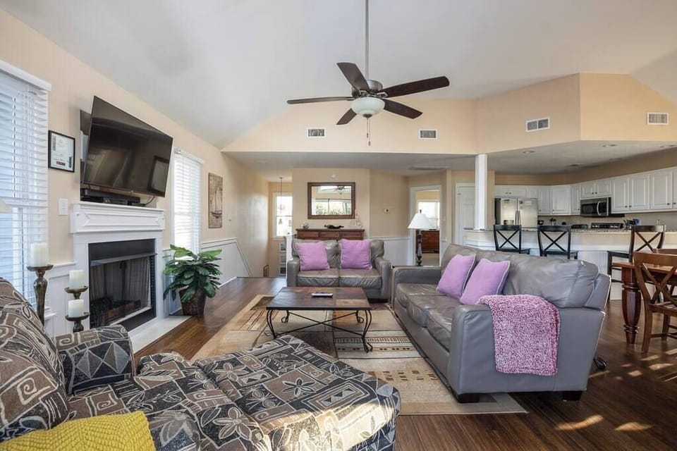 Top Level: Spacious Living Room with Gas Fireplace and Comfortable Seating