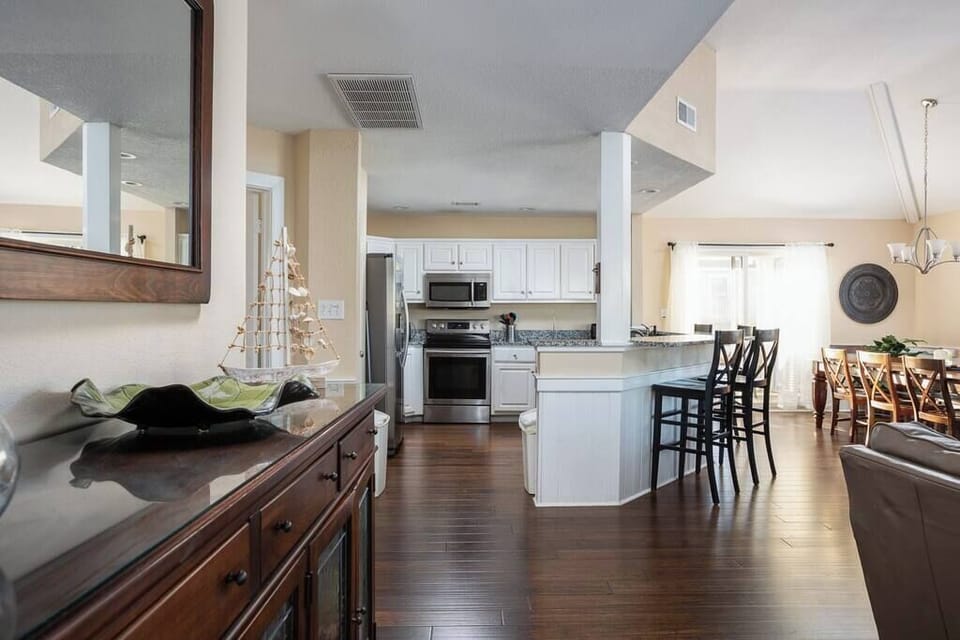 Top Level: Cozy Living Room Area with Ample Seating