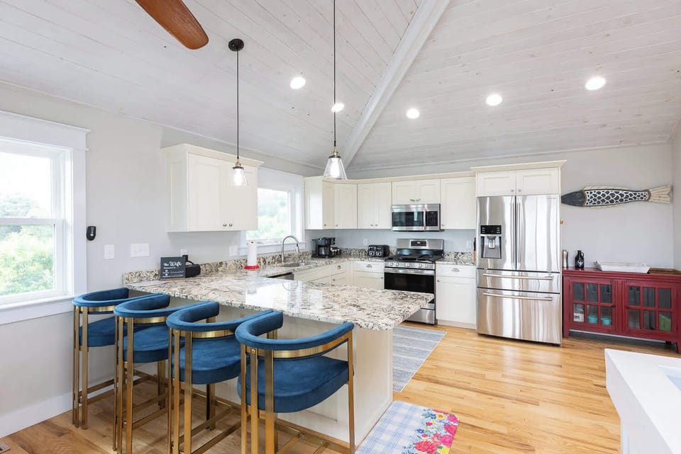 Kitchen with Breakfast Bar 