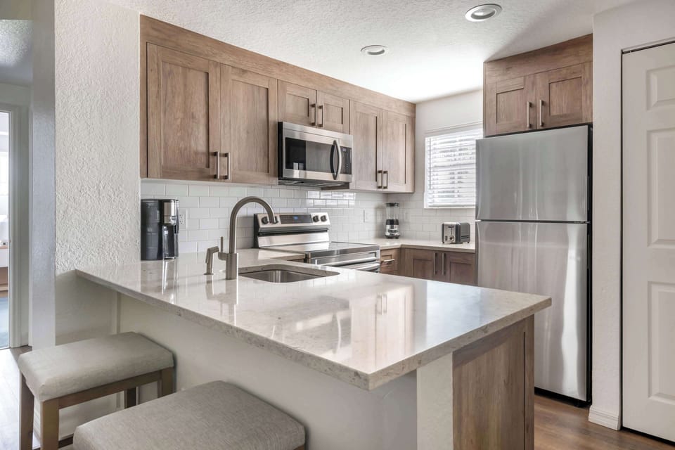 Coffee/tea maker, microwave, stovetop, dishwasher