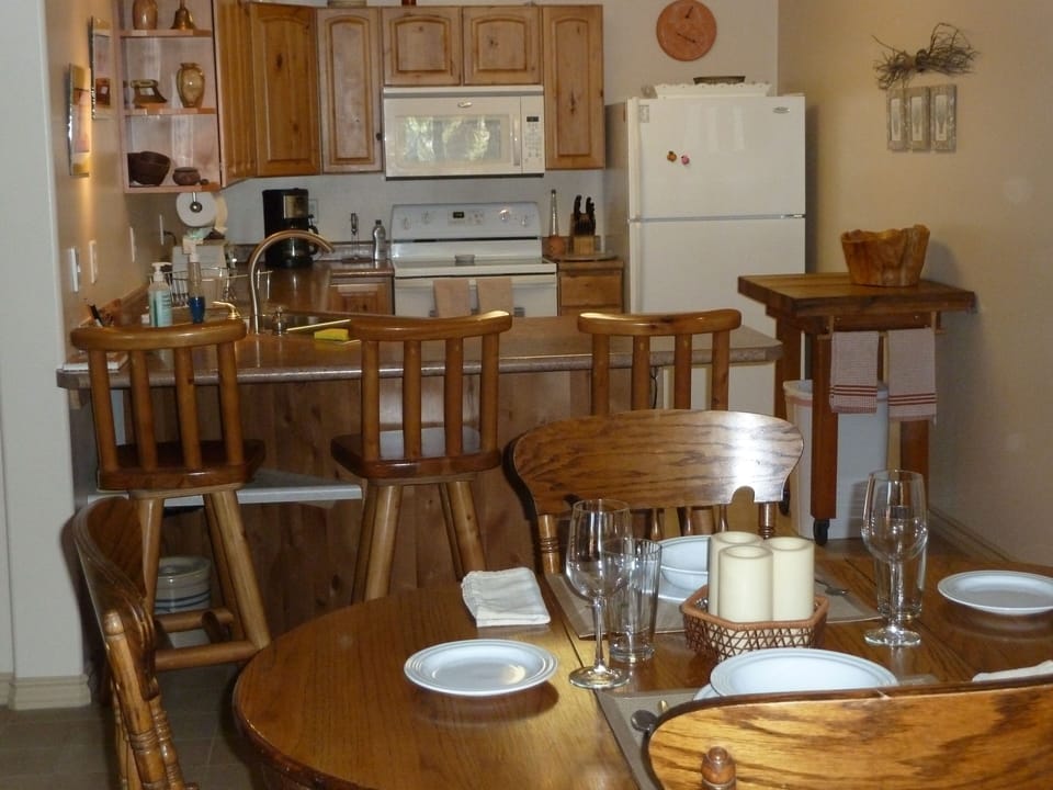 Dining/kitchen area