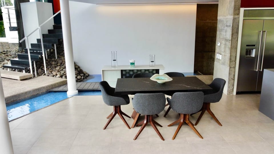 Expandable dinning table (up to 8 seats)