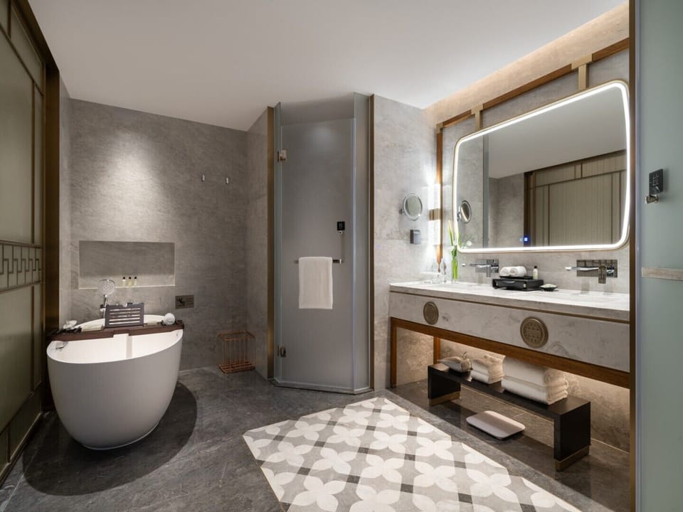 Deluxe Executive Suite | Bathroom | Free toiletries, hair dryer, bathrobes, slippers