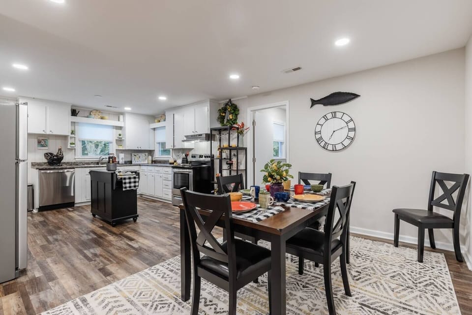 Serve your delicious meals easily at the lovely dining table.