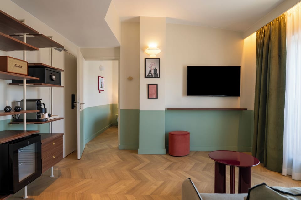 Suite - L'Iconique | Living area | 37-inch LCD TV with satellite channels, TV
