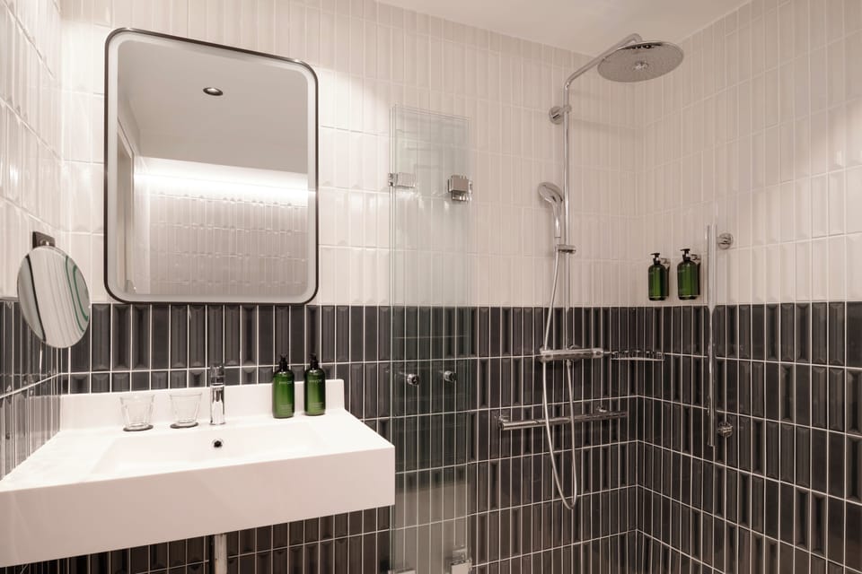 Classique Mobilité - La Coquette | Bathroom | Eco-friendly toiletries, hair dryer, towels
