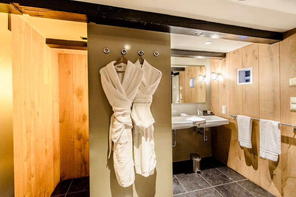 Loft Suite - Bad | Bathroom | Free toiletries, hair dryer, bathrobes, slippers