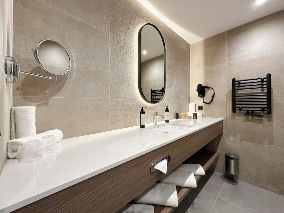 Comfort Twin Room, 2 Double Beds, Non Smoking | Bathroom | Free toiletries, hair dryer, towels