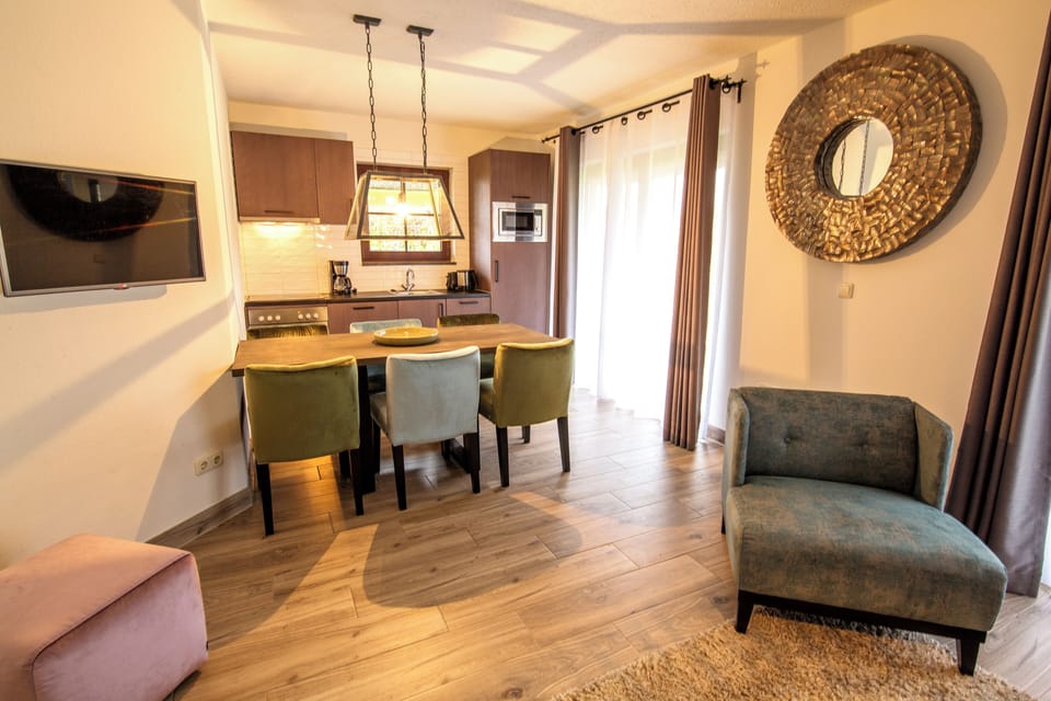 Cottage, Kitchen (Typ C) | Living area | 32-inch flat-screen TV with digital channels, TV, toys