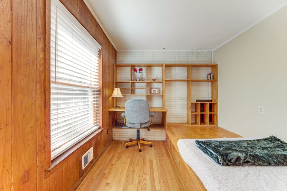 Bedroom 4 | Queen Bed