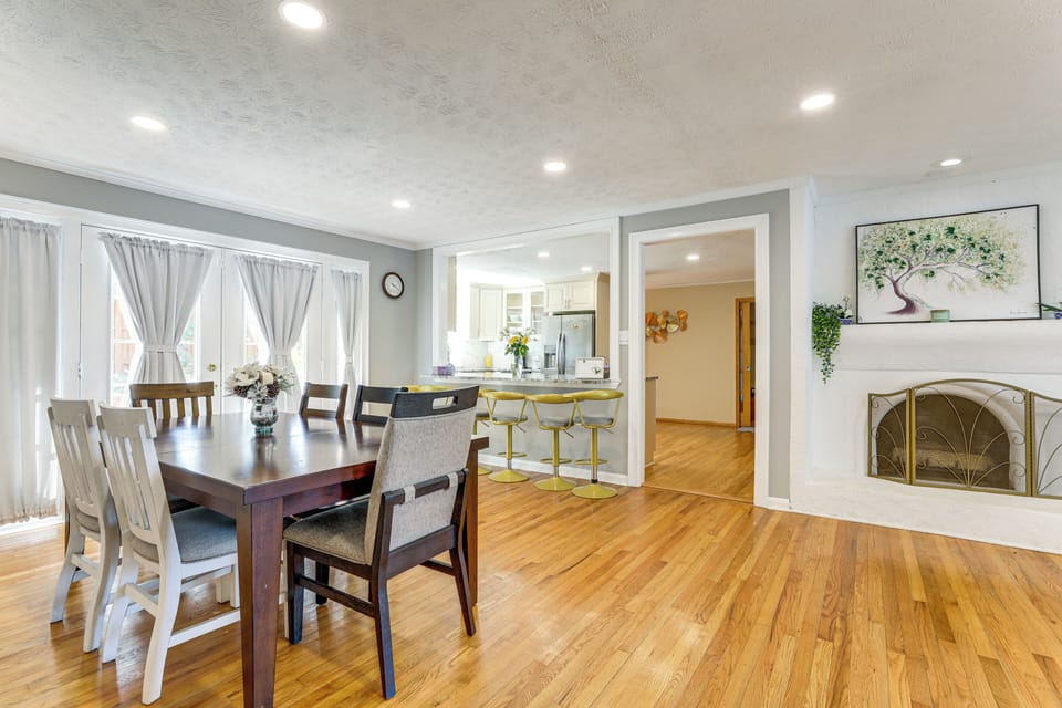 Dining Area | Smart TV