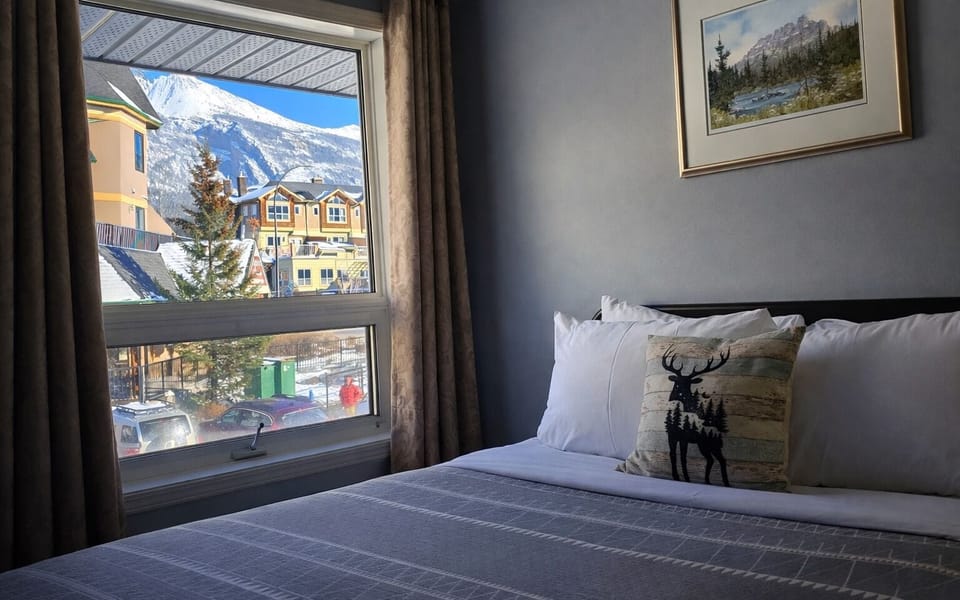 Kitchenette Suite | Iron/ironing board, WiFi (free), bed sheets