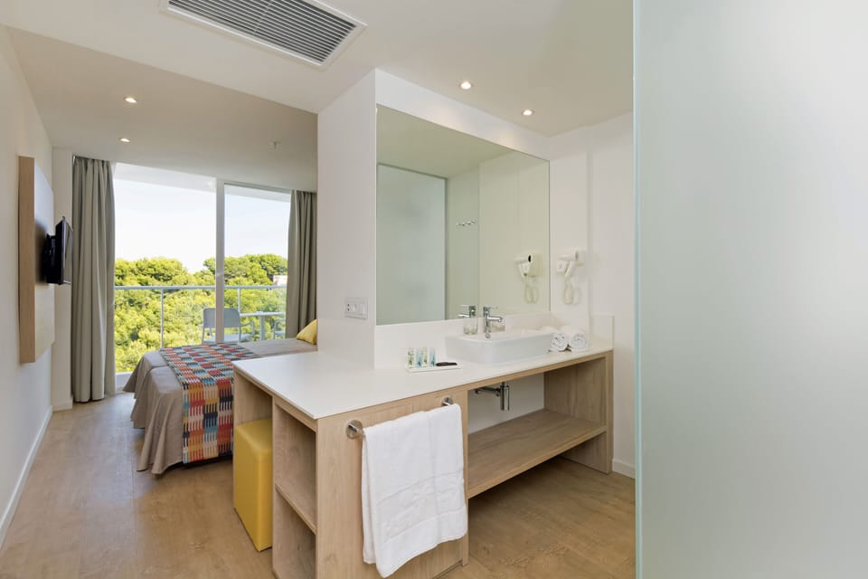 In-room safe, desk, free WiFi, bed sheets