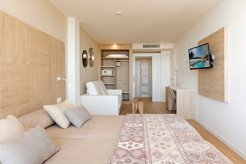 In-room safe, desk, free WiFi, bed sheets