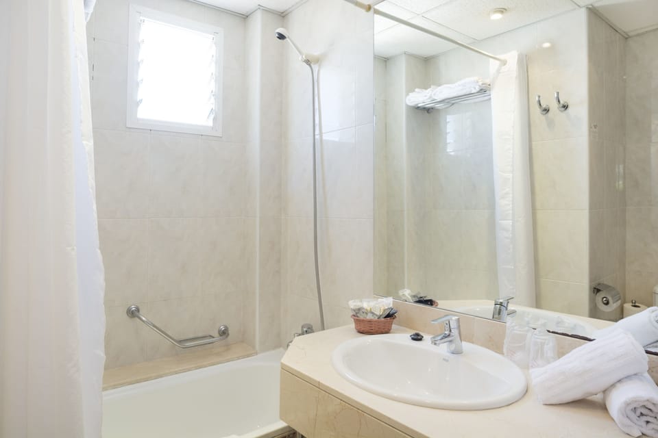Single Room, Balcony | Desk, free WiFi, bed sheets