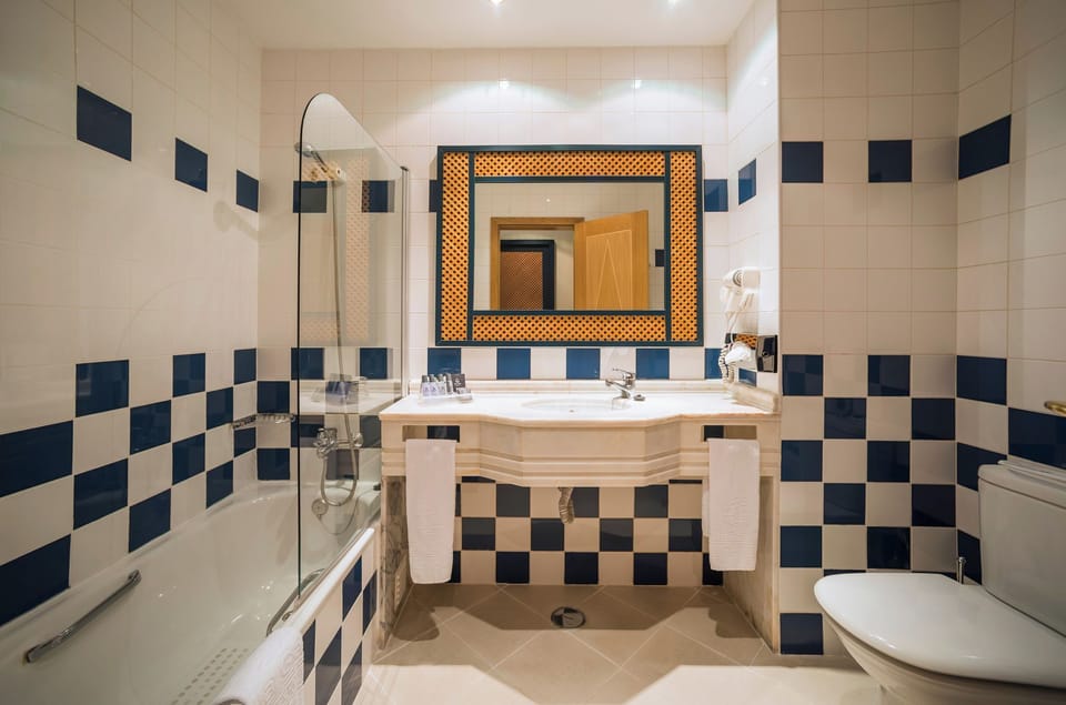 Superior Twin Room | Bathroom | Combined shower/tub, free toiletries, hair dryer, towels