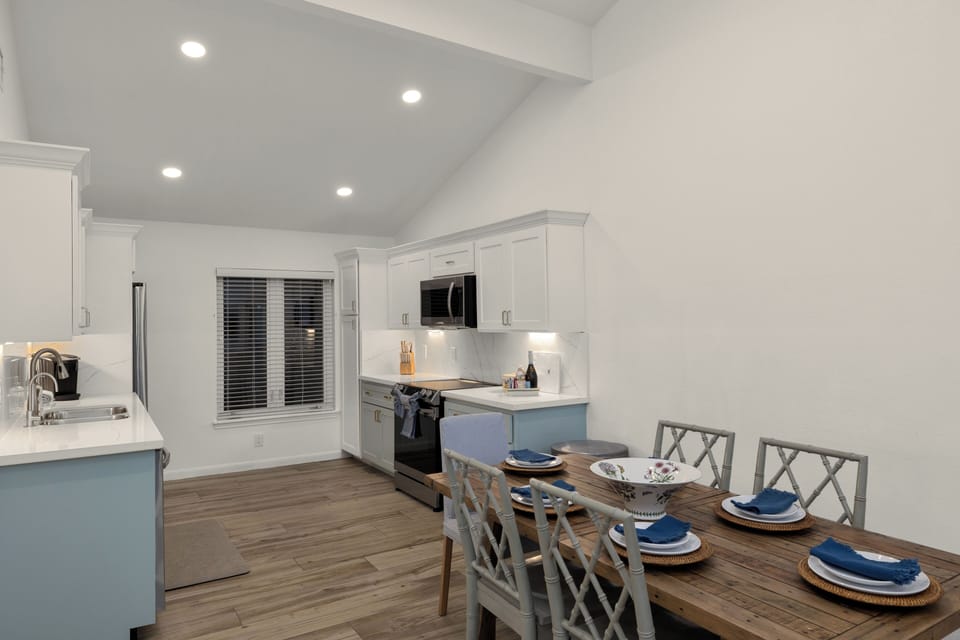 Kitchen with dining for 6