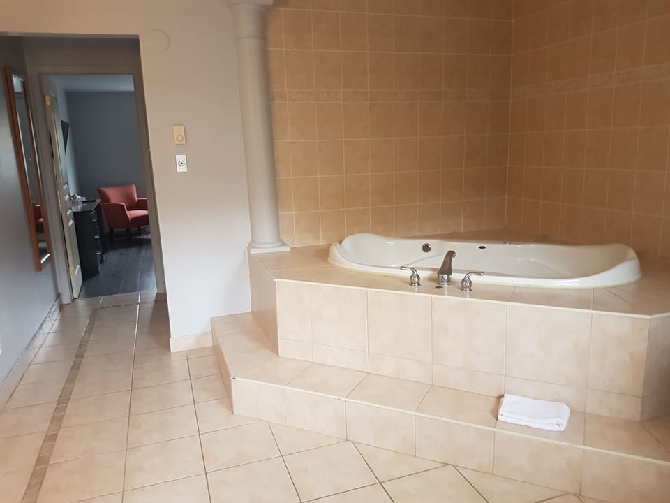 Jacuzzi Suite, (1 king bed) | Private spa tub