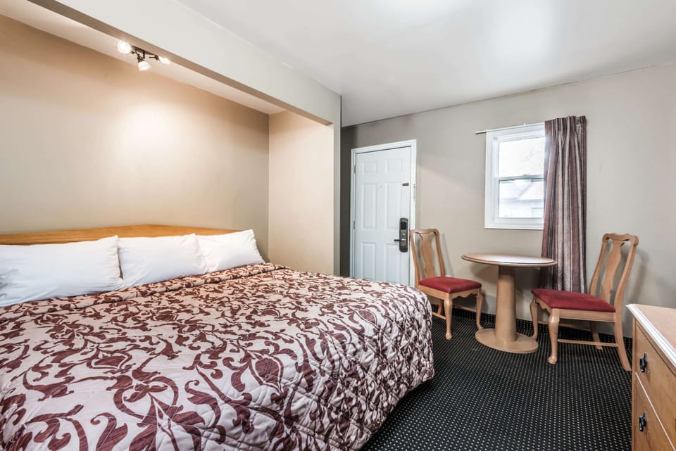 Room, 1 King Bed | Desk, soundproofing, iron/ironing board, free WiFi