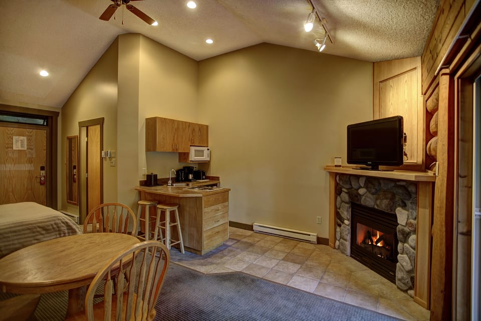Standard Studio, Kitchenette | Private kitchenette | Coffee/tea maker, electric kettle
