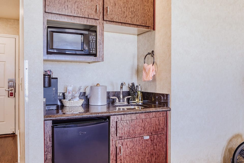 Oceanfront Queen | Memory foam beds, free WiFi, bed sheets