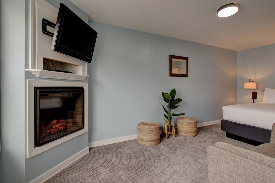 Queen Suite with Jetted Tub Partial Ocean View | Memory foam beds, free WiFi, bed sheets