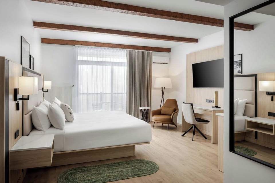 Room, 1 King Bed, Balcony, Mountain View | In-room safe, desk, laptop workspace, blackout drapes
