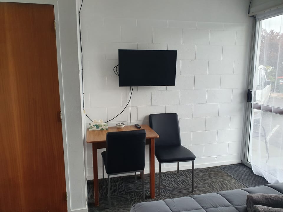 32-inch TV with digital channels