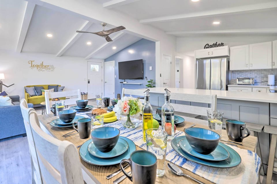 Dining Area | Dishware & Flatware Provided