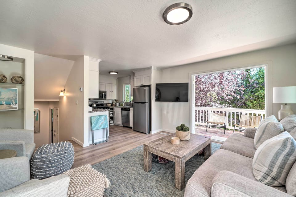 Living Room | Free WiFi | Smart TV | No A/C
