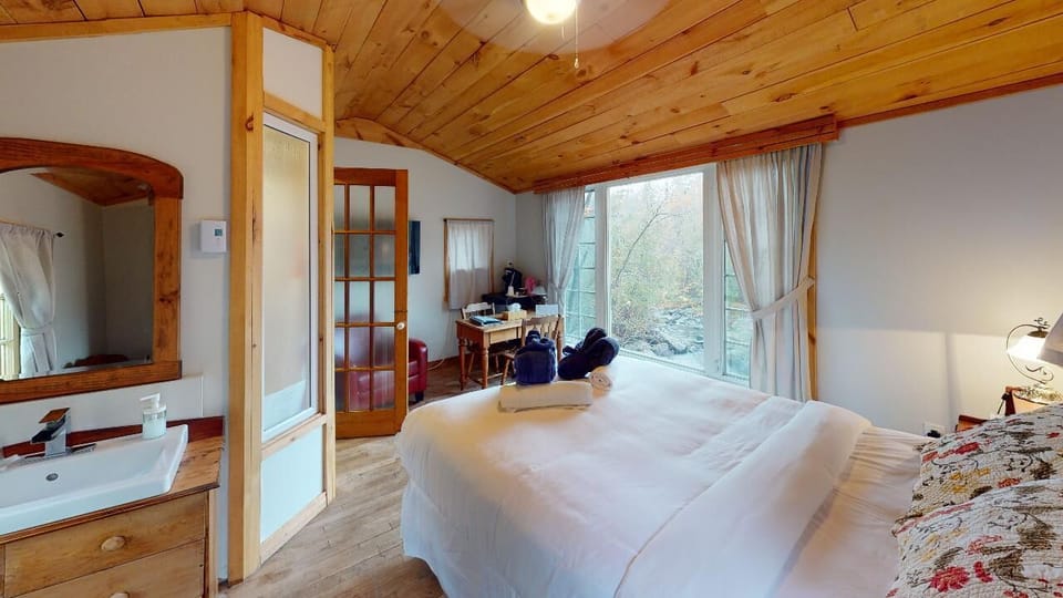 Le Refuge 1 Queen | Laptop workspace, iron/ironing board, free WiFi, bed sheets