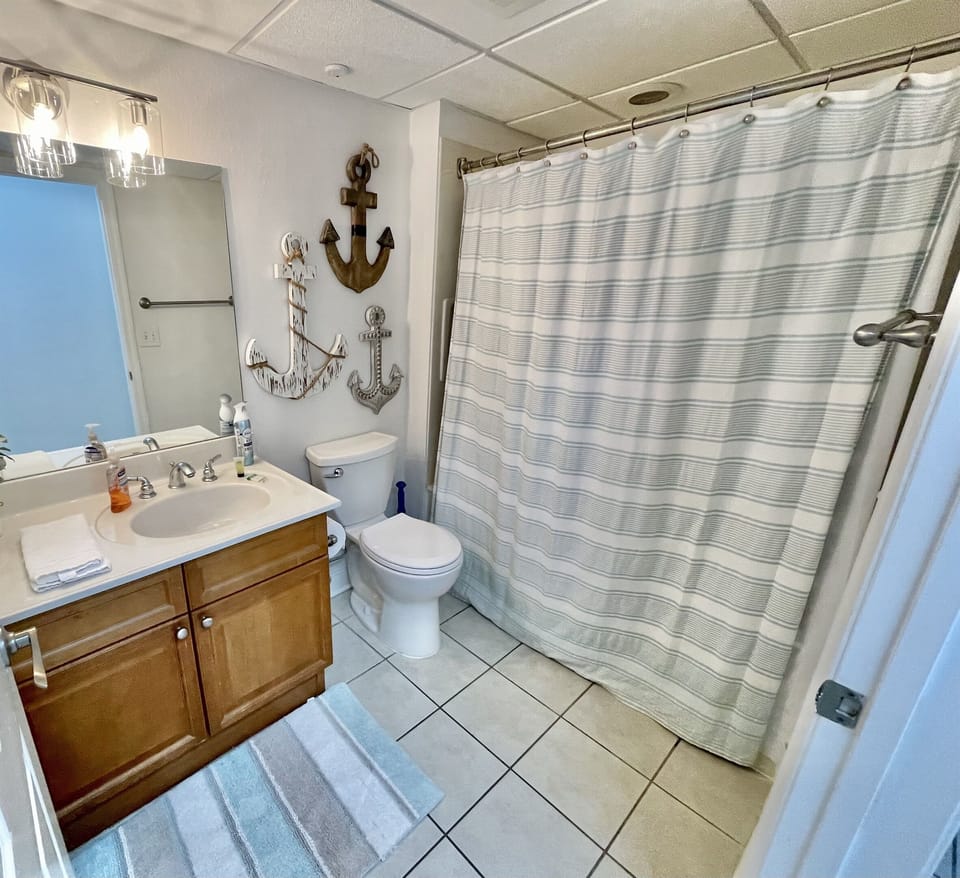 Hallway Full Bathroom — Modern & convenient for everyone - Fresh Linens Provided