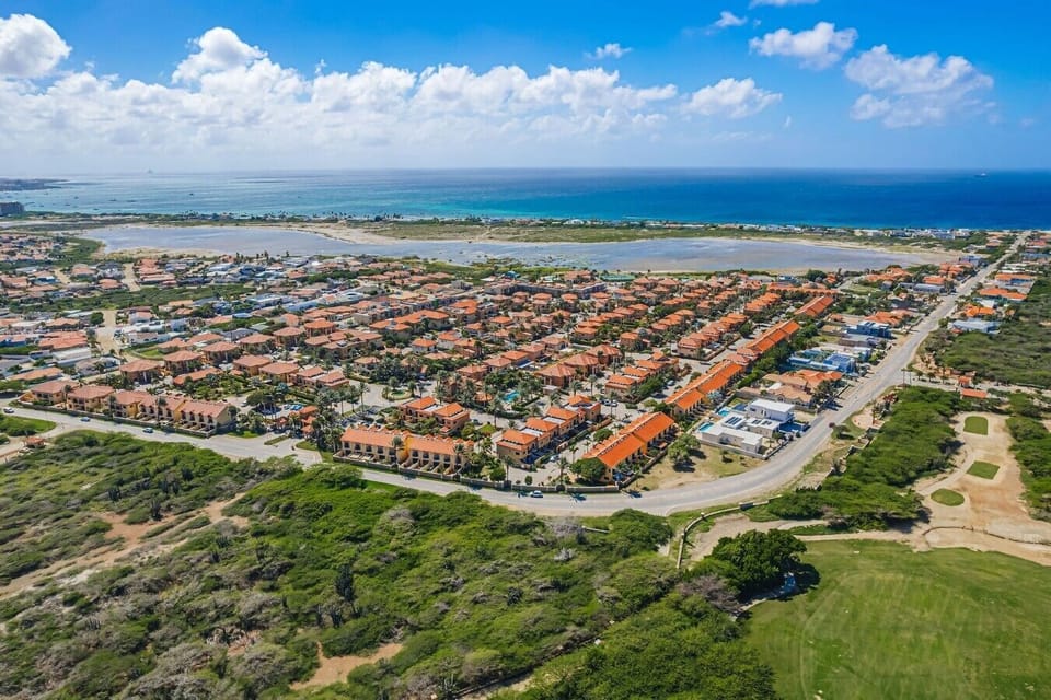 Aerial view of the Gold Coast Aruba resort, ideally located near the coast and surrounded by beautifully maintained grounds. Guests enjoy access to resort-style amenities while staying close to Aruba’s beaches, dining and attractions.