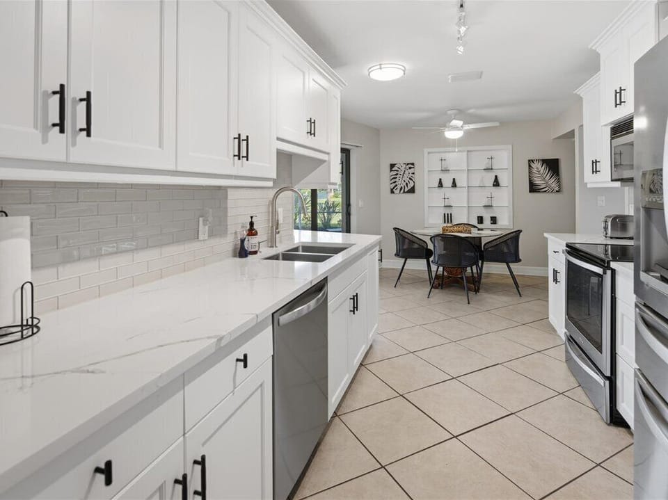 Kitchen & Breakfast Nook