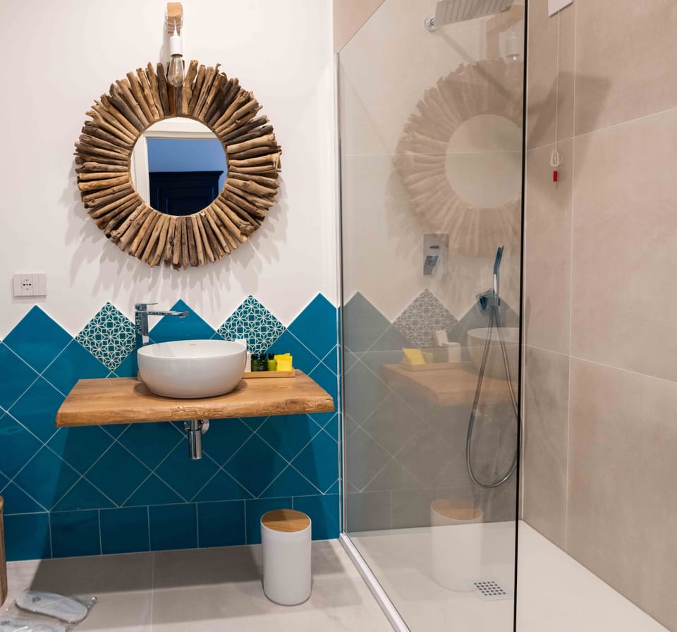 Deluxe Room, Sea View | Bathroom | Separate tub and shower, rainfall showerhead, free toiletries