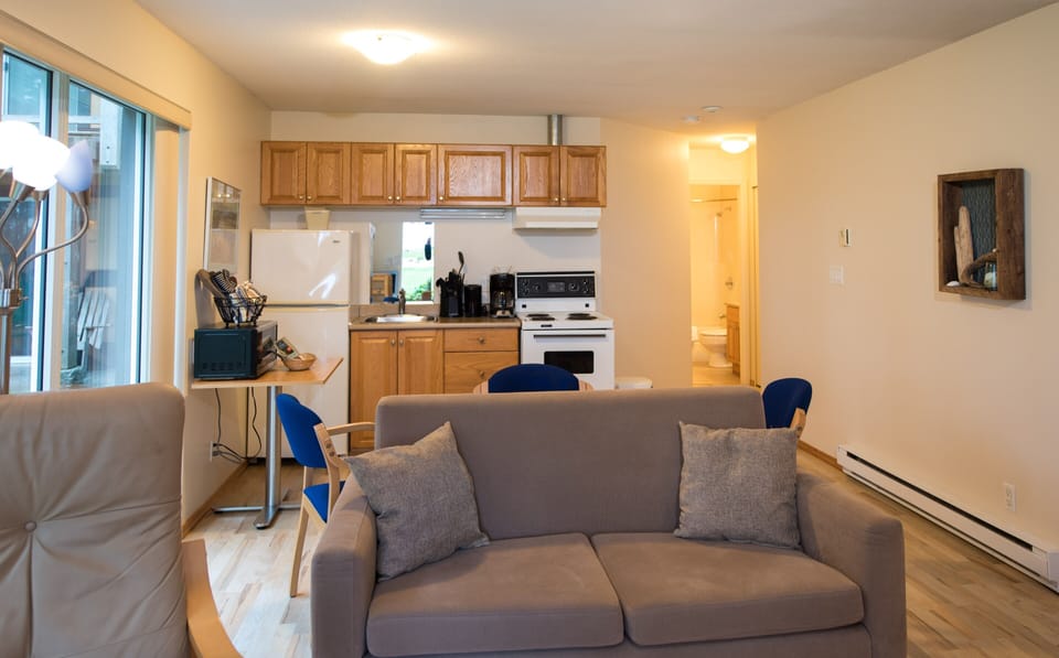 Standard Suite, Ocean View | Living area | Plasma TV