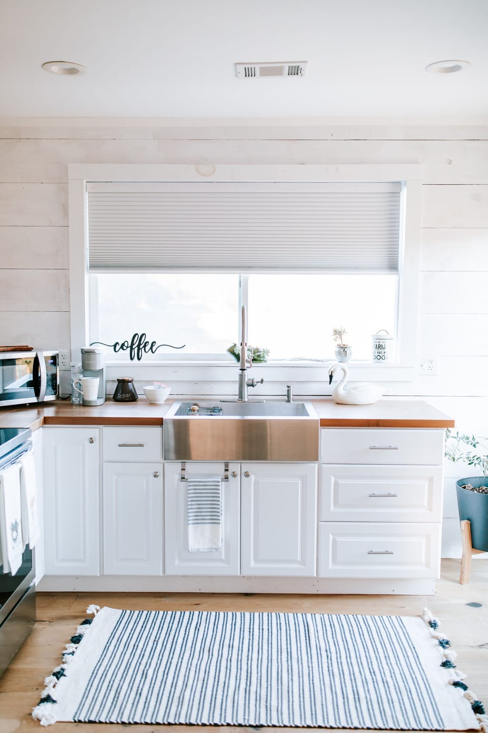 Enjoy a meal in the kitchen, that is fully stocked with all pans and utensils. 