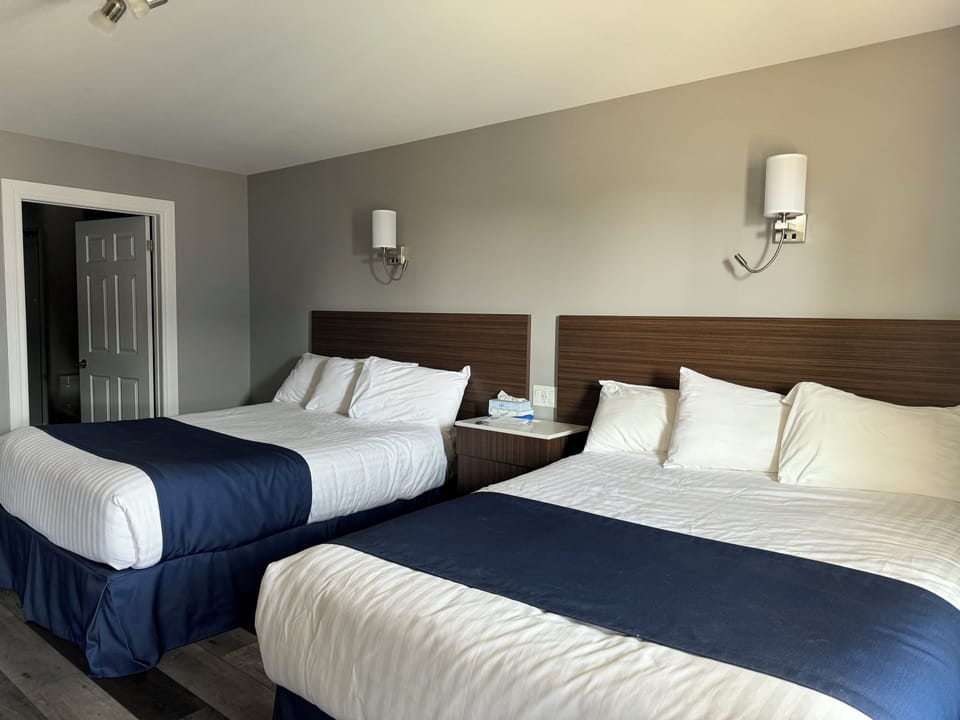 Standard Room, 2 Queen Beds, Mountainside | Desk, laptop workspace, free WiFi, bed sheets