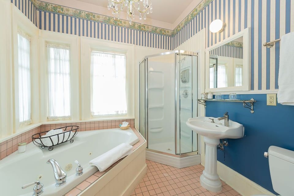 Standard Double Room, 1 Queen Bed | Bathroom | Shower, free toiletries, hair dryer, bathrobes