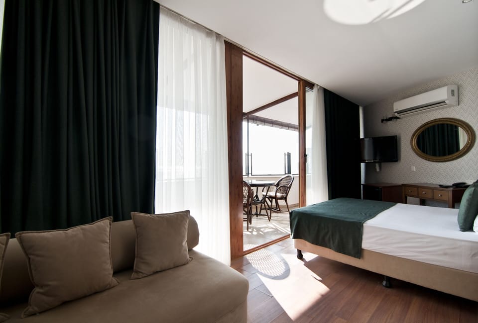 Superior Suite, Sea View | Egyptian cotton sheets, premium bedding, minibar, in-room safe