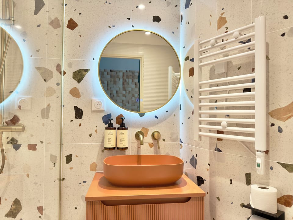 Superior Double Room | Bathroom | Bathtub, free toiletries, hair dryer, towels