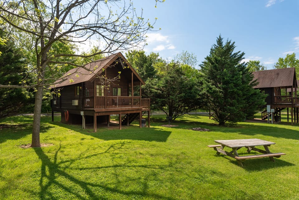 Angler cabin with hot tub in pavilion