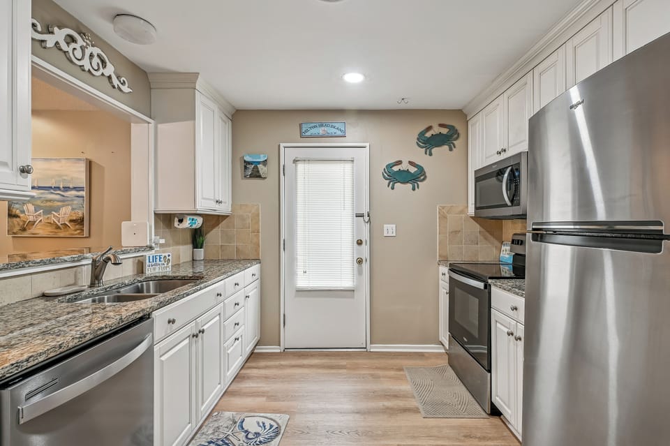 Kitchen at 501 Queens Grant