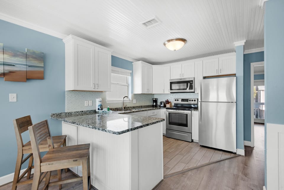 Full kitchen with eat-in bar
