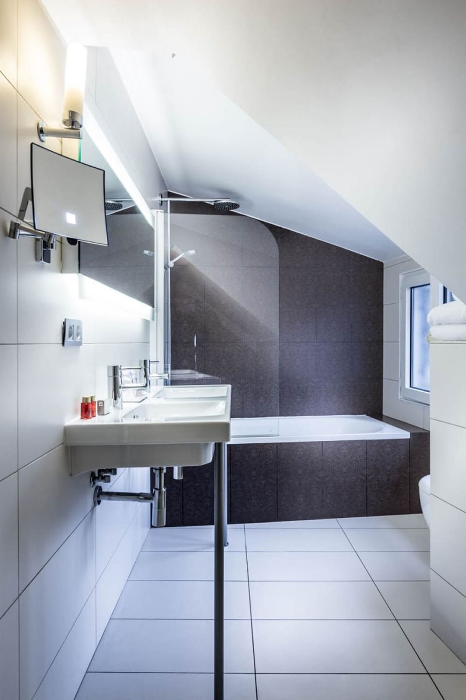 Family Quadruple Room | Bathroom | Shower, hair dryer, towels