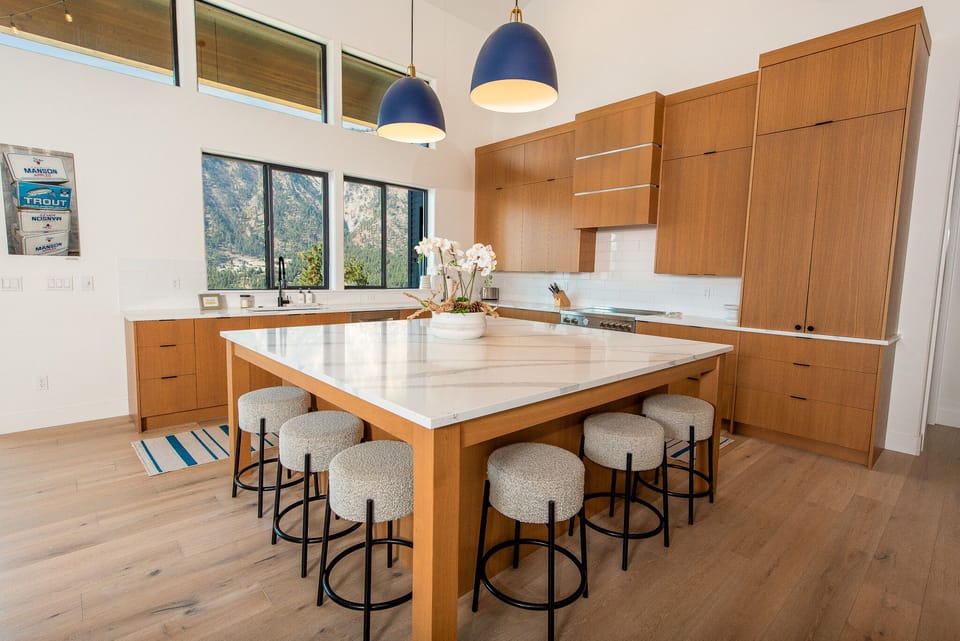 Extra-large island, seating for 6
