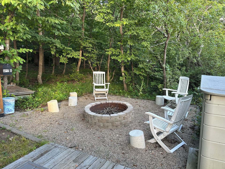 Fire pit area (firewood is provided)